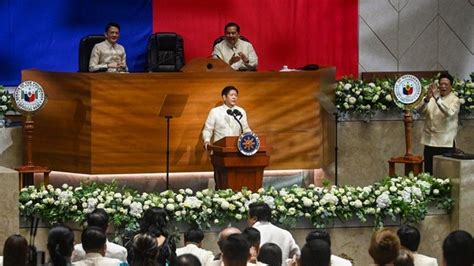 Philippines' Marcos bans offshore gaming operators .